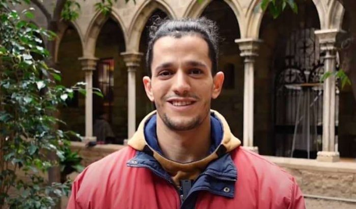 Mohamed kwam onder vrachtwagen naar Spanje en is nu maatschappelijk werker