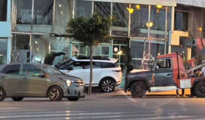Auto rijdt bekend café binnen op zeedijk Tanger