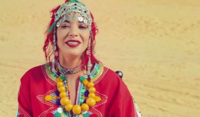 Loubna Abidar deelt clip "Bella Hanouna" (video)