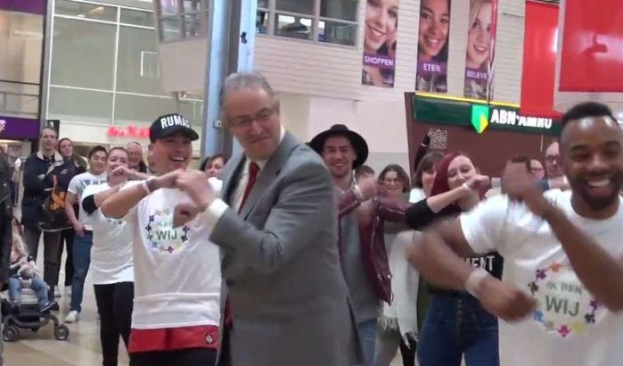 Ahmed Aboutaleb doet mee aan flashmob in Rotterdam (video)
