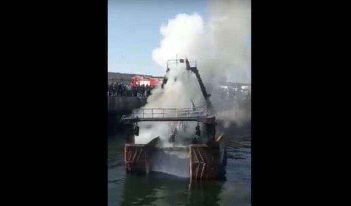 Agadir: vissersschip zinkt na brand, 12 bemanningsleden gered (video)