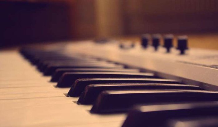 Marouan Benabdallah speelt Marokkaans volkslied op piano