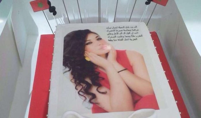 Dounia Batma steunt Ibtissam Tiskat met taart