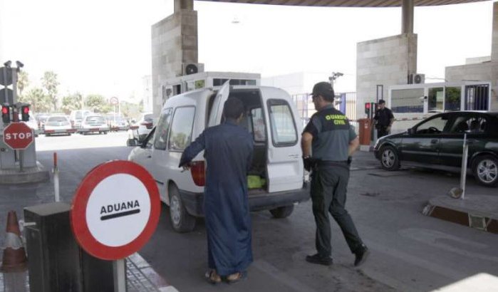 Marokkaan verbergt migranten in benzinetank auto 