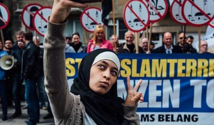 Selfie moslima tijdens islamofobe betoging in Antwerpen gaat viraal (foto's) 