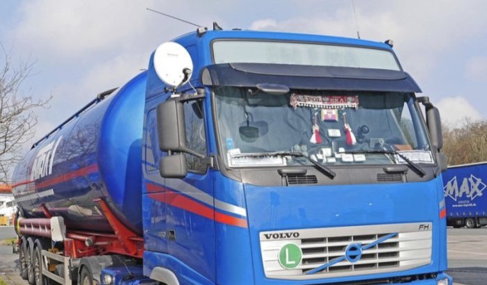 Vrachtwagen uit Marokko blokkeert urenlang volledig dorp
