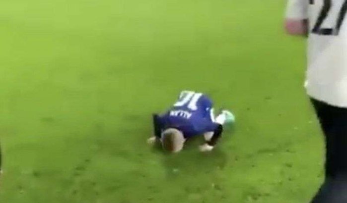 Brits jongetje doet Mohamed Salah na en knielt op veld (video)