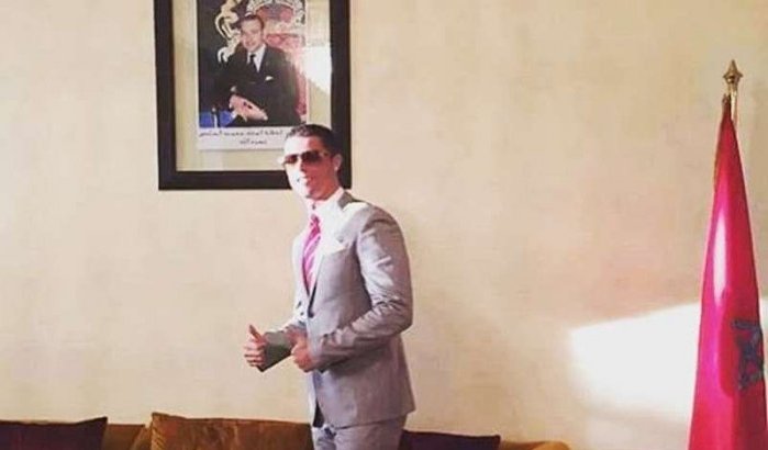 Cristiano Ronaldo poseert trots naast foto Mohammed VI