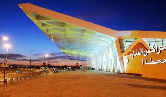 Passagier op startbaan luchthaven Marrakech hardhandig gearresteerd (video)