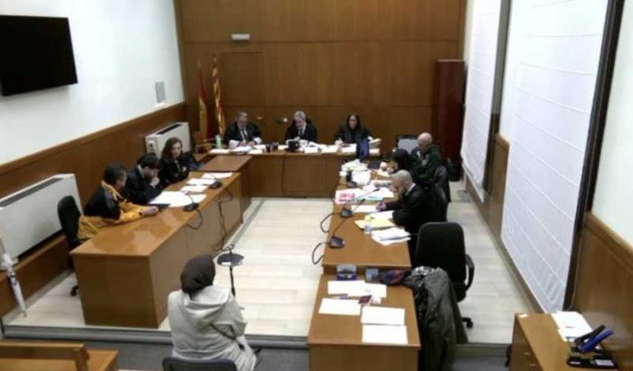 Buschauffeur in Barcelona riskeert celstraf voor aftrekken hoofddoek van Marokkaanse