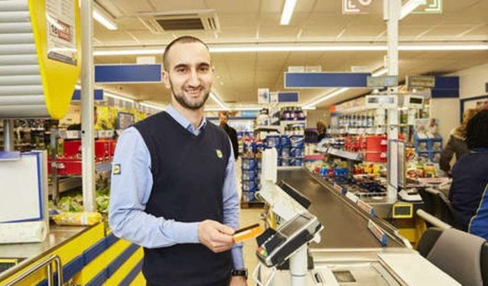 Fouad in bloemetjes gezet na betalen voor gehandicapte klant in Lidl Rotterdam
