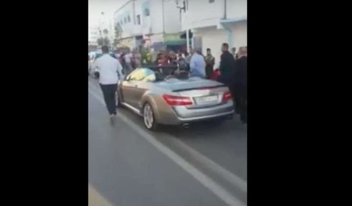 Koning Mohammed VI met cabriolet in Martil gezien (video)