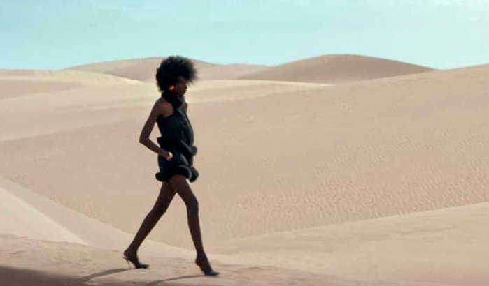 Modeshow Saint-Laurent in de Marokkaanse Sahara (video)