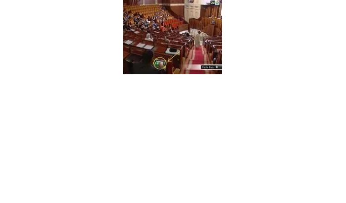 Kamerlid speelt met tablet in Parlement Marokko