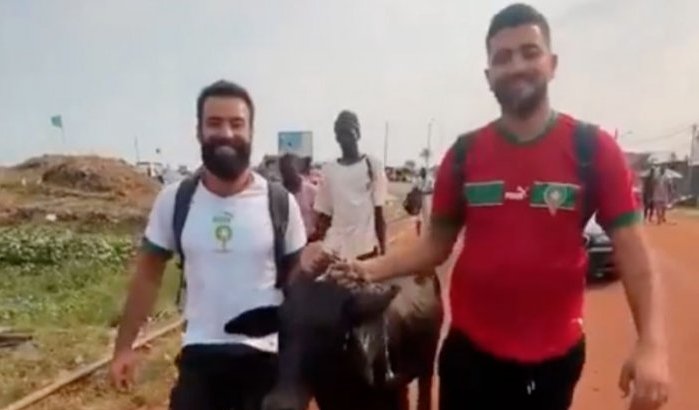 Hartverwarmend gebaar van Marokkaanse supporters in Ivoorkust (video)