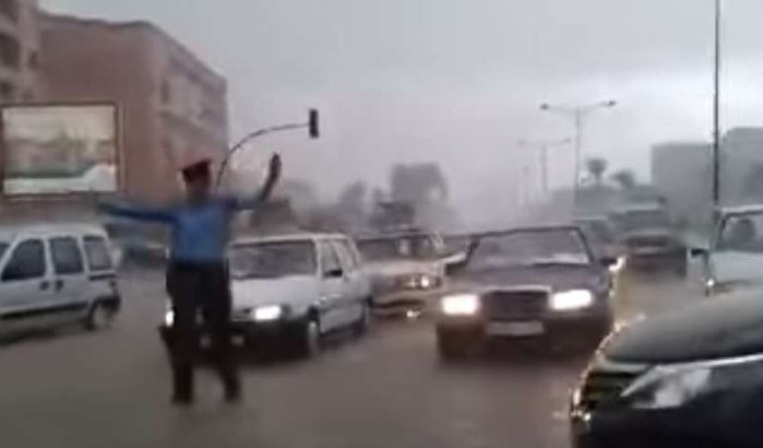 Topper: agent regelt verkeer ondanks stormweer in Marokko