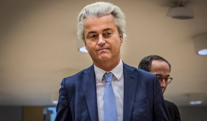 Geert Wilders weigert hand moslima te schudden (video)