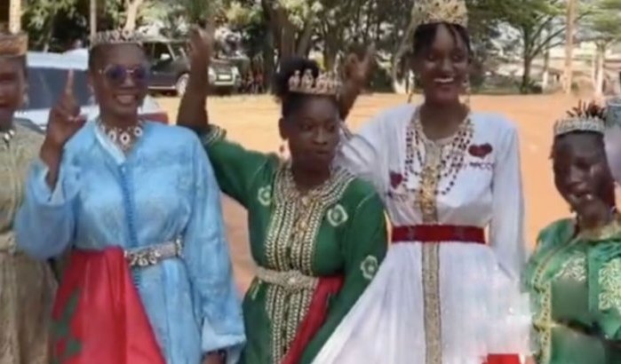 Marokkaanse supporter deelt kaftans uit aan Ivoriaanse vrouwen (video)