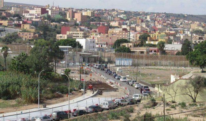 Ramauto rijdt in op douaniers in Melilla