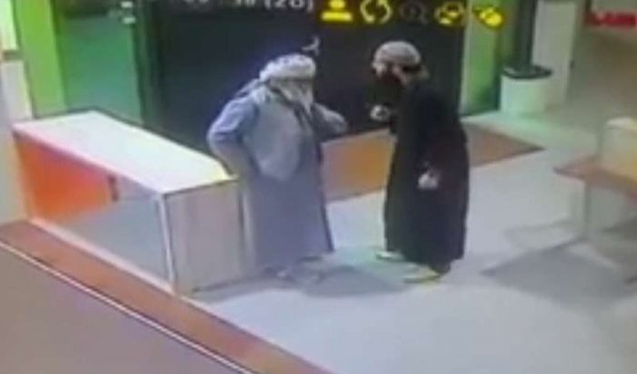 Bejaarde muezzin mishandeld in moskee Amsterdam (video)