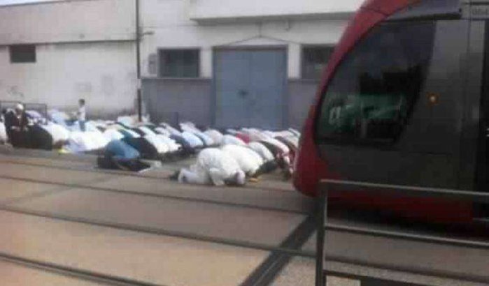 Ongewoon: biddende mensen blokkeren tram in Casablanca