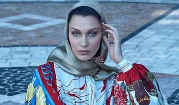 Bella Hadid haalt uit naar hoofddoekbeleid België