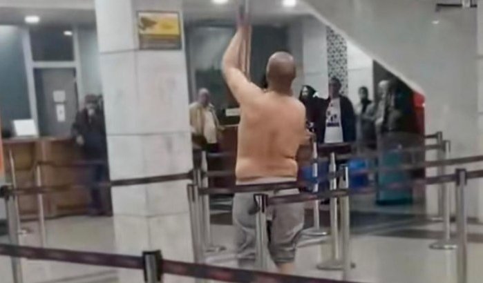 Half naakte man richt ravage aan in station Rabat (video)