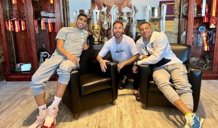 Achraf Hakimi met Mbappé en Ramos op vakantie in Spanje (foto's)