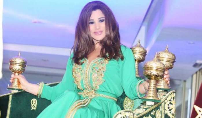 Najwa Karam door Marokkaanse fans op Amaria gedragen (video)