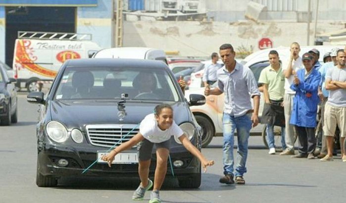 Marokkaans meisje trekt Mercedes met haren vooruit
