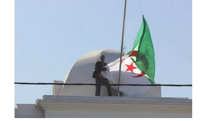 Hamid Naânaâ krijgt celstraf voor neerhalen vlag Algerijns consulaat