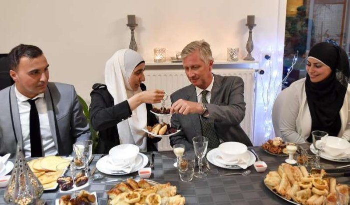 Belgische Koning breekt vasten met Marokkaans gezin (foto's)