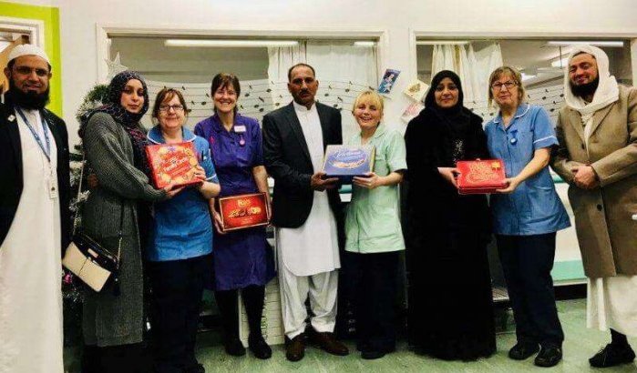 Moslims in Groot-Brittannië delen kerstgeschenken uit aan zieken