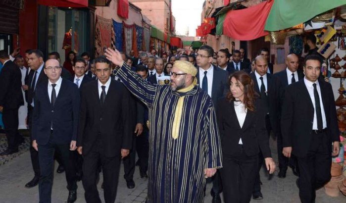 Koning Mohammed VI krijgt mooi geschenk van vrouw op straat (video)