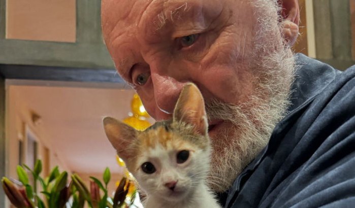 Anthony Hopkins viert Kattendag met knuffelkat in Marokko