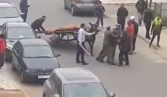 Beelden gewelddadige optreden politie tegen straatverkoper schokken Marokko (video)