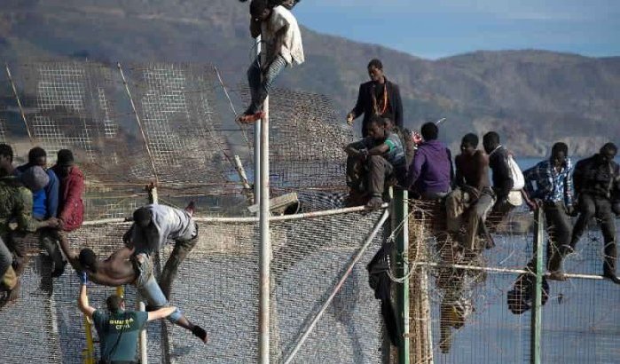 Honderdtal migranten bestormen grens Melilla (video)