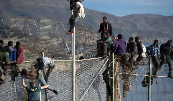 Honderdtal migranten bestormen grens Melilla (video)