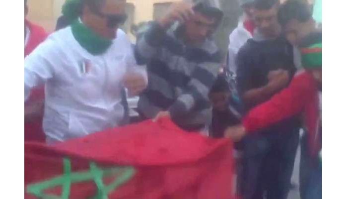 Algerijnen verbranden vlag Marokko na overwinning Algerije