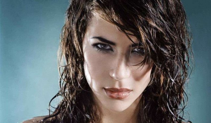 Marokkaanse Lara Croft Karima Adebibe voor opnames in Marokko