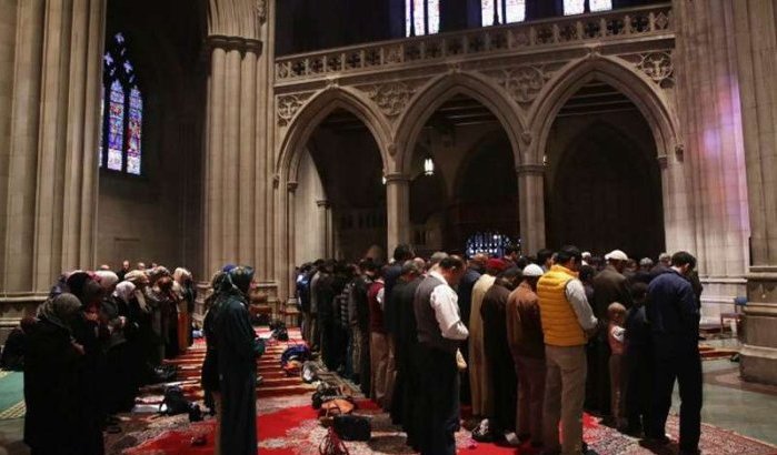 Kerk in Parijs opent deuren voor moslims zonder gebedsruimte