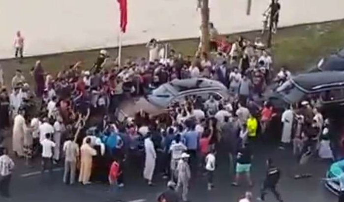 Auto Koning Mohammed VI door menigte omsingeld (video)