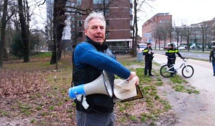 Voorman Pegida verscheurt Koran bij Tweede Kamer