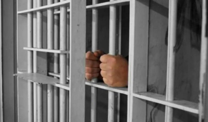 Ambtenaren cel in na zelfmoord straatverkoper in Boufekrane
