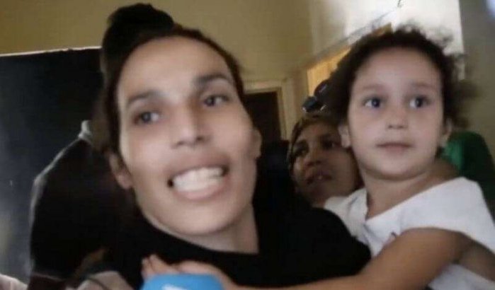 Kleine Khadija terug bij haar moeder in Casablanca (video)