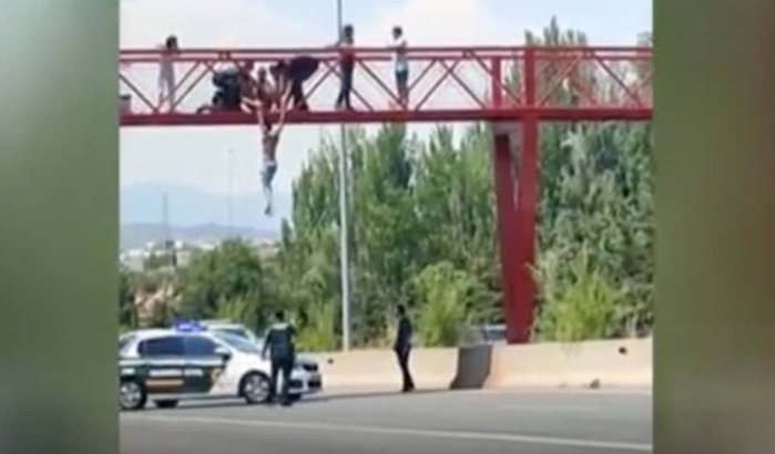Marokkaan gered die van brug in Madrid wilde springen
