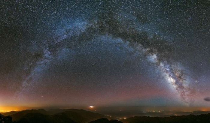 Wondermooie foto Melkweg vanop Toubkal berg in Marokko
