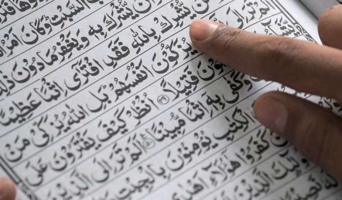 Spanjaard en kinderen bekeren zich in Marokkaanse moskee