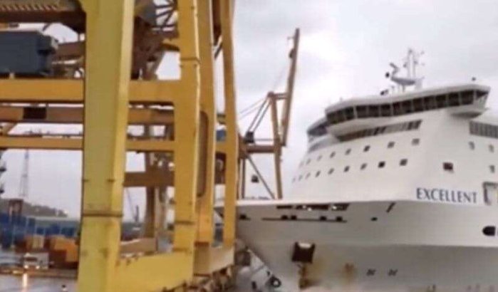 Veerboot uit Marokko botst tegen kraan in haven Barcelona (video)