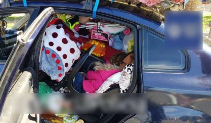 Marokkaan in Spanje tegengehouden met overvolle auto en baby achterin (foto's)